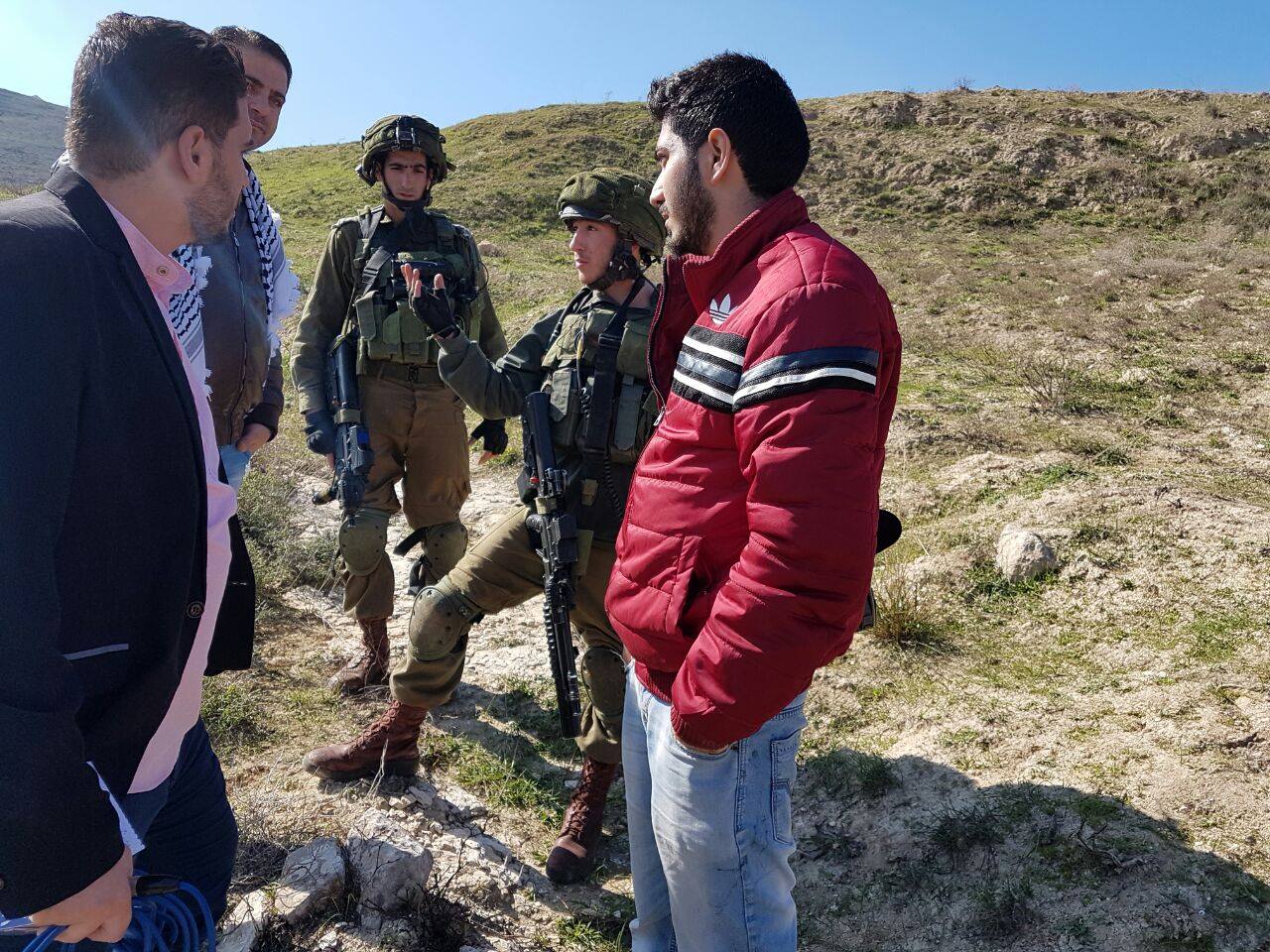 جنود الاحتلال يحتجزون طاقم تلفزيون فلسطين