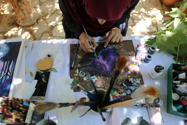 الفنانة لين الحاج تبدع في رسم الطبيعة على أوراق العنب